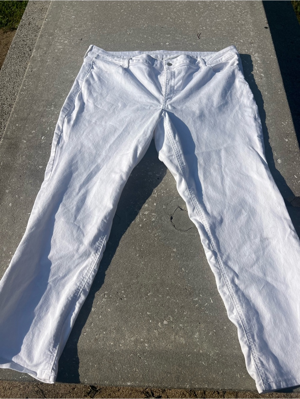Old Navy Women’s Straight Leg Jeans - White Plus Size Capsule Wardrobe Size 24